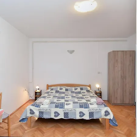 Veli Vrh 2208 Pensionat Pula